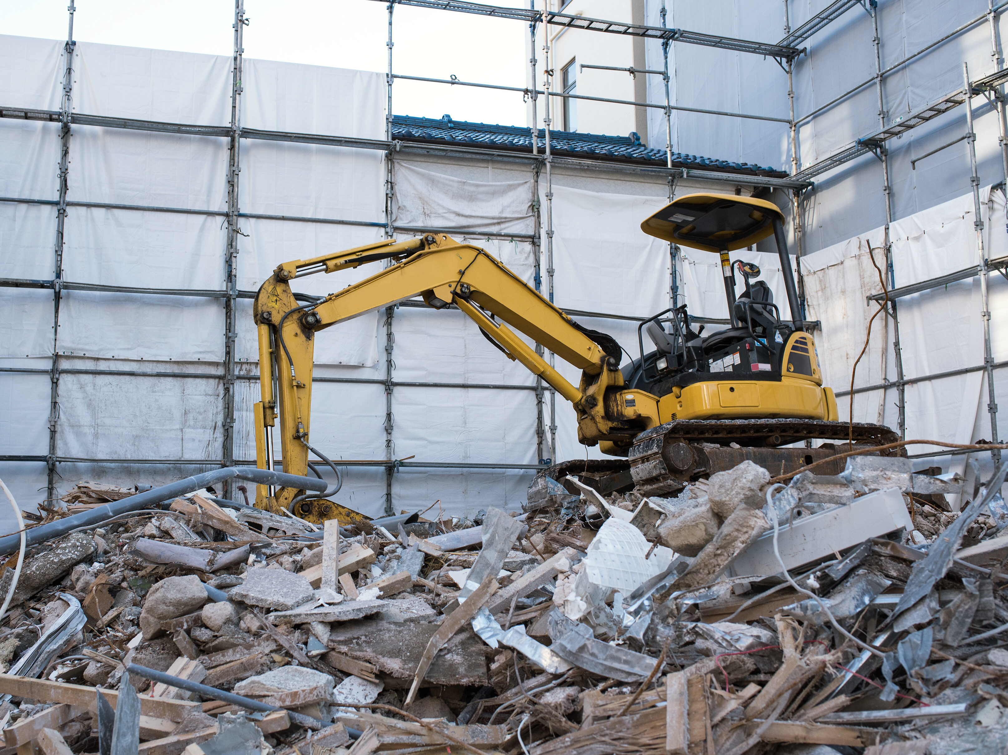 Demolition of old residential building in Tokyo, Japan 家屋